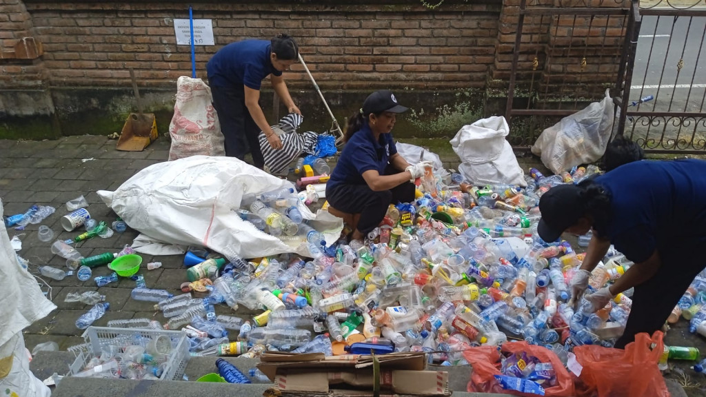Pelaksanaan Kegiatan Bank Sampah Mangu Srikandi Desa Sembung Bulan Juli 2024